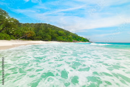 Fototapeta Naklejka Na Ścianę i Meble -  White sand and turquoise water in a tropical beach