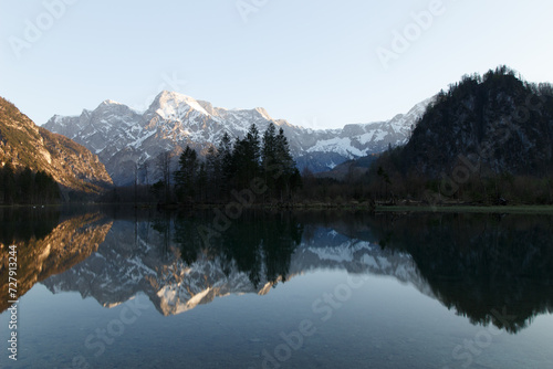 Εκτύπωση καμβά Lake Almsee and Snowy Mountains in Austria Europe in March