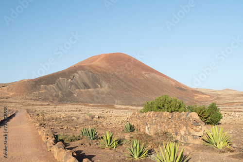 Blick auf den Vulkan Calderón Hondo bei Sonnenuntergang, in Lajares, La Oliva, Fuerteventura, Kanarische Inseln, Spanien.