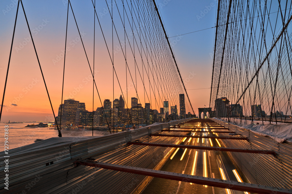 Obraz premium Traffic on Brooklyn Bridge with NYC skyline in the background