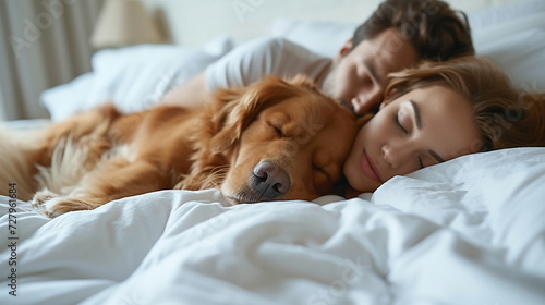 giovane coppia che dorme sereno con il suo grosso cane in un letto bianco