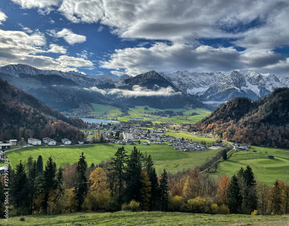 Blick beim Aufstieg auf den Brennkopf zum Walchsee, Alpen, Kaiserwinkl, Tirol, Österreich - obrazy, fototapety, plakaty 