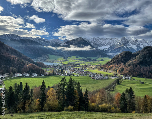 Blick beim Aufstieg auf den Brennkopf zum Walchsee, Alpen, Kaiserwinkl, Tirol, Österreich