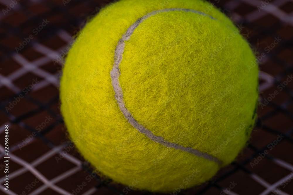 Tennisball auf Tennisschläger