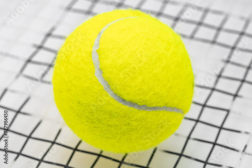 Tennisball auf Tennisschläger