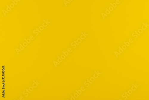 Panorama de fond uni en papier jaune citron pour création d'arrière plan. 
