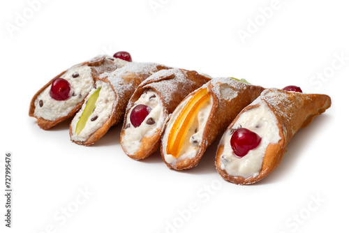 Cannoli siciliani, tradizionali dolci siciliani ripieni di ricotta, frutta candita e gocce di cioccolato, dessert italiano isolato su fondo bianco, cibo europeo 