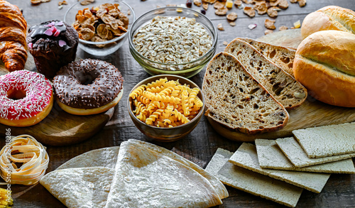 Composition with variety of food products containing gluten © monticellllo