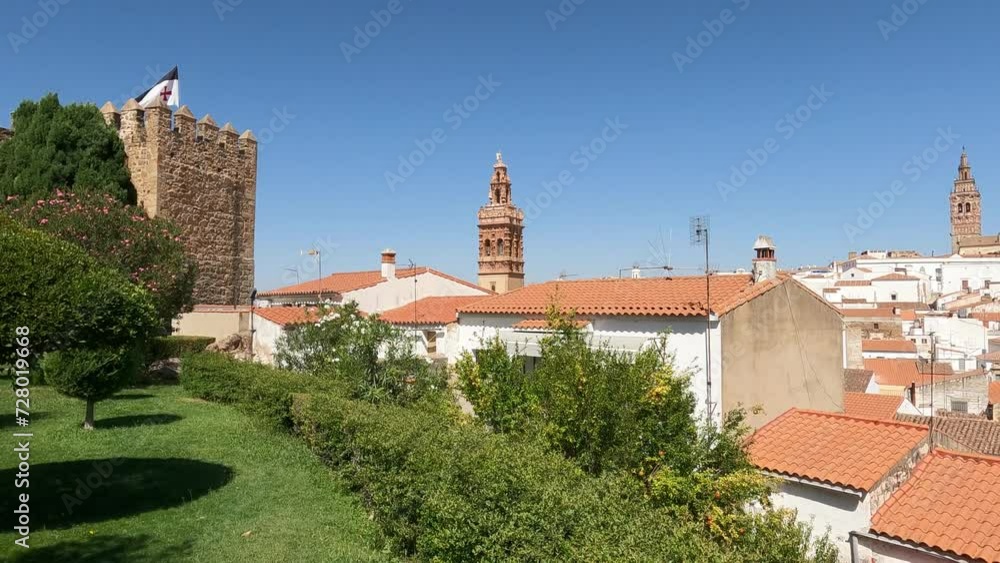 Vista panorámica de la villa Jerez de los Caballeros con su alcazaba templaria y campanarios barrocos, España Vista panorámica de la villa Jerez de los Caballeros con su alcazaba templaria y campanarios barrocos, España