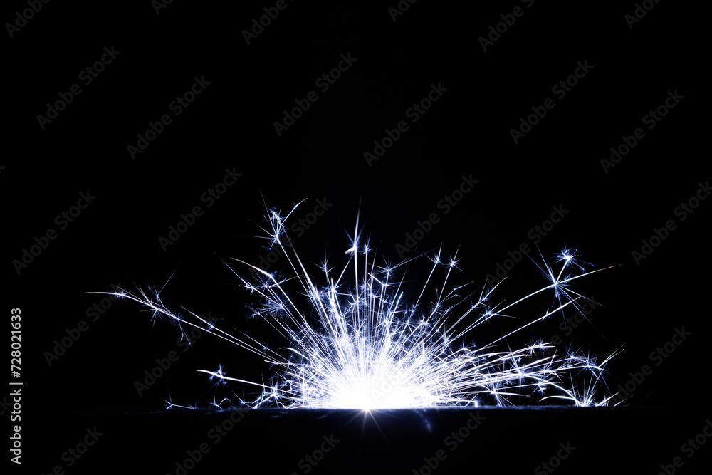 Obraz premium Fireworks bengal Flicker on a dark background. Easy to add lens flare effects for overlay designs or screen blending mode to make high-quality images.