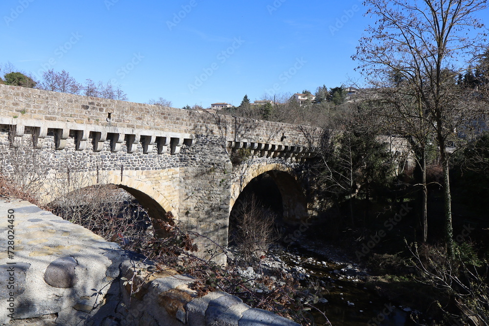 Le pont Louis XIII, pont de pierre sur la rivière Ouveze, ville de Privas, département de l'Ardèche, France