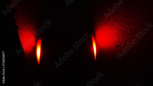 Petites lumières artisitiques et dans le noir allumés, voyants rouges d'alarme, dans le noir total, ambiance mystérieuse, de crime, voyant indiquant de direction, scène de crime, projection de lumière photo