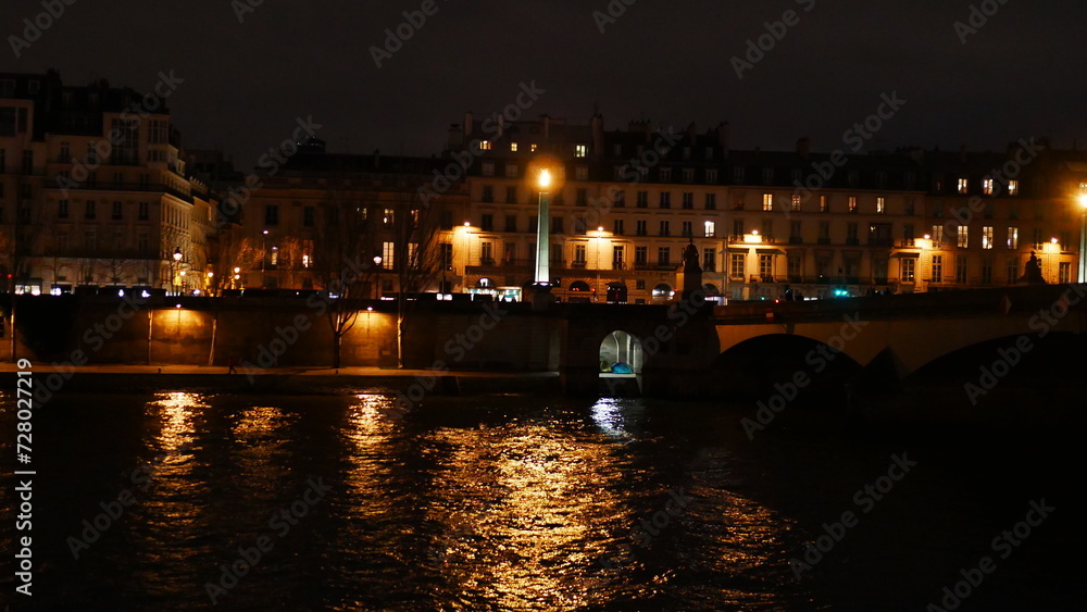 Reflet et reflexion de lumière sur la Seine, pendant la nuit, les lampadaires allumés, promenade nocturne, éclairage de façade de bâtiment ou de pont historique, ciel nuit, ambiance urbaine, 