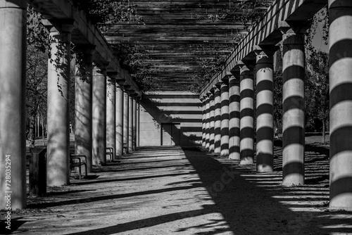 Parque columnas en el parque del Manzanares en Madrid