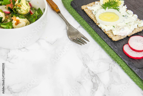 Śniadanie - sałatka i kanapka z jajkiem na twardo. 