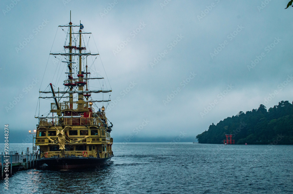 bateau pirate navigant sur le lac Ashi, Hakone, Kanagawa, Japon bateau pirate navigant sur le lac Ashi, Hakone, Kanagawa, Japon