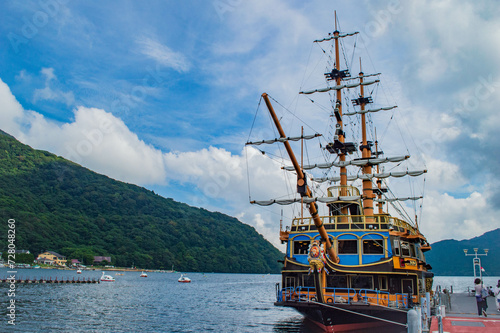 bateau pirate navigant sur le lac Ashi, Hakone, Kanagawa, Japon