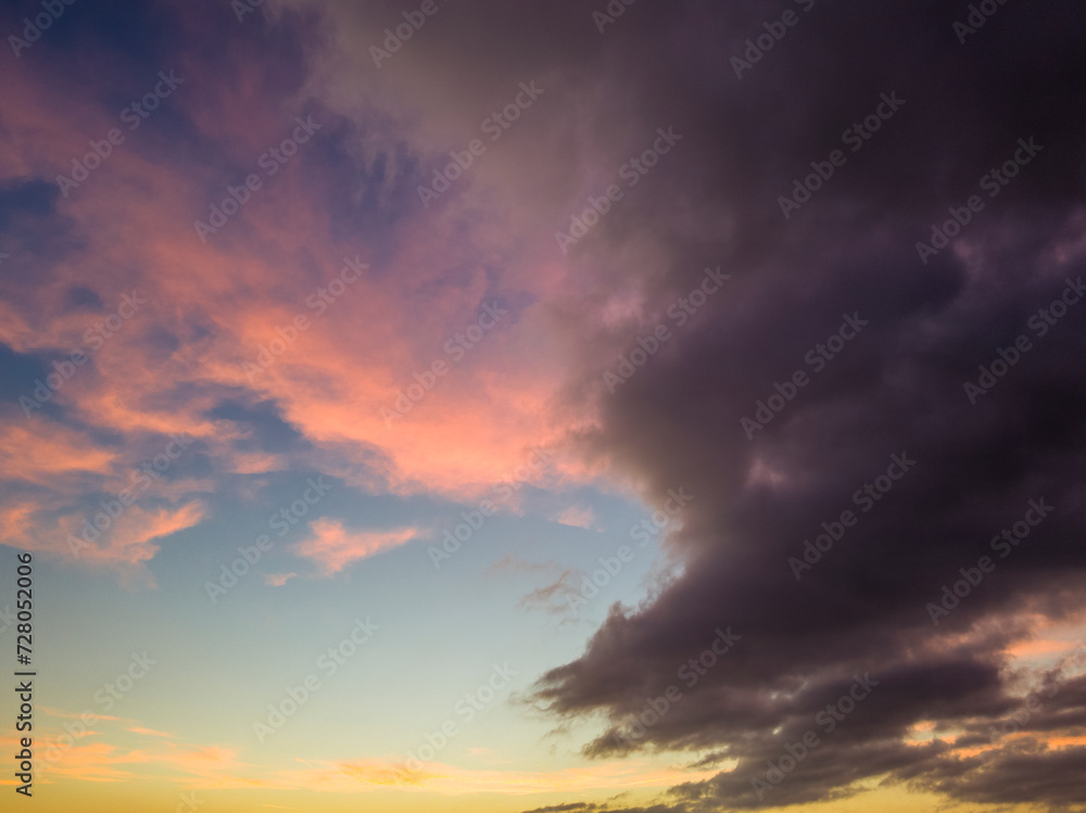 Obraz premium Dramatic sunset sky background overlay. Ideal for sky replacement 