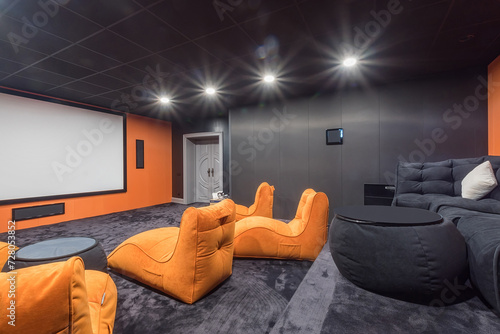 Bild auf Leinwand Modern home theater design with gray wall and floor decor