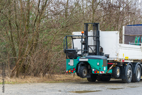 Obraz na płótnie Einige LKw haben ihren eigenen Gabelstapler mit w salonie
