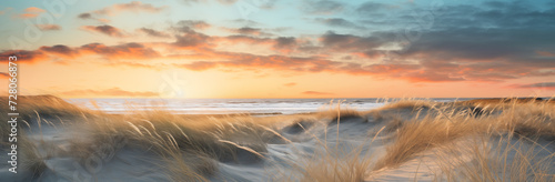 Dünen im Sonnenuntergang am Meer, wunderschöne Natur für einen Urlaub am Strand, Goldene Stunde