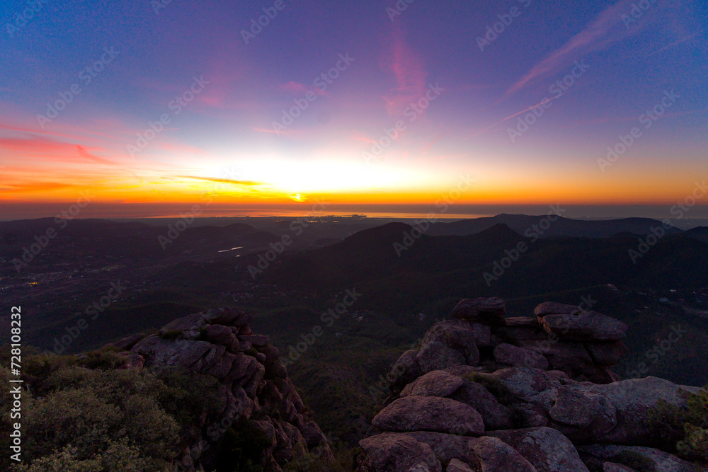 Amanecer desde el Garbí, en Parque Natural de la Sierra Calderona (Valencia)