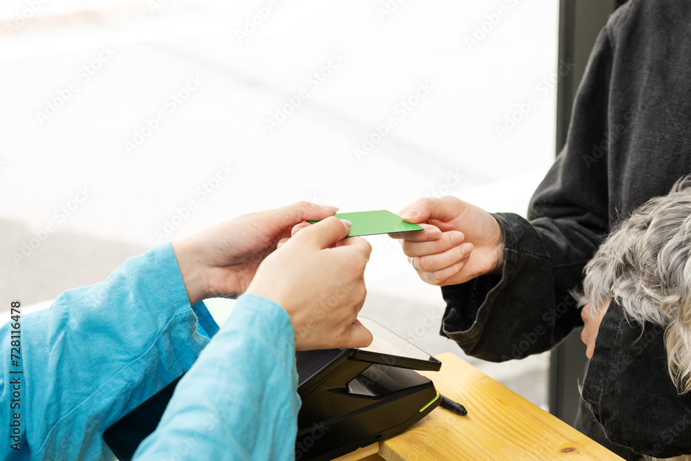 ドッグサロン,クレジットカードを返却する女性スタッフ
