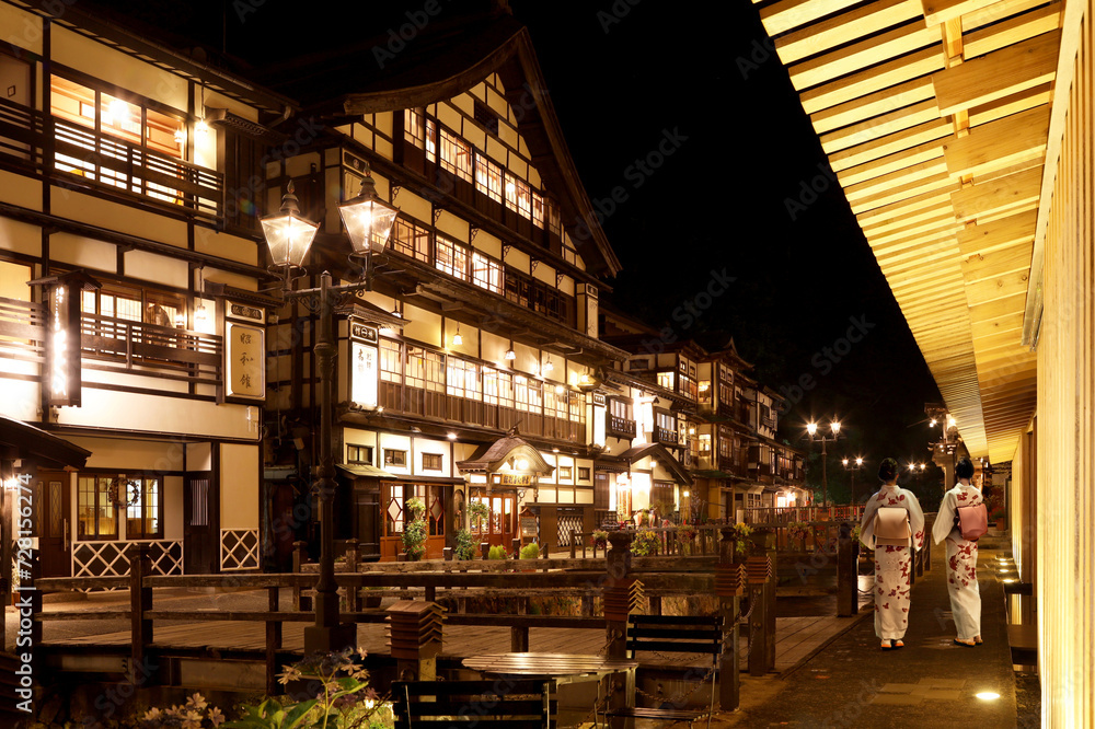 Fototapeta premium 夏の銀山温泉の夜景
