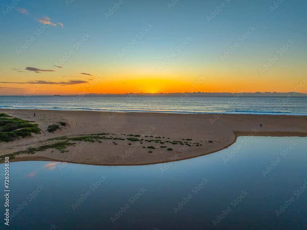 Obraz premium Summer sunrise at the seaside lagoon