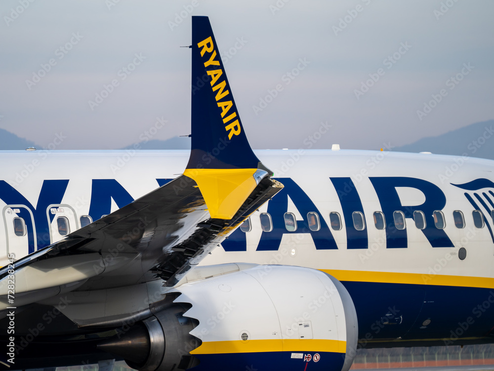 Ryanair Boeing 737 Max 8 split-tip winglet also called split-scimitar ...