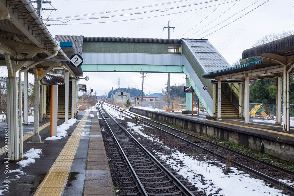 雪が積もった駅構内の風景 鳥取県 湖山駅