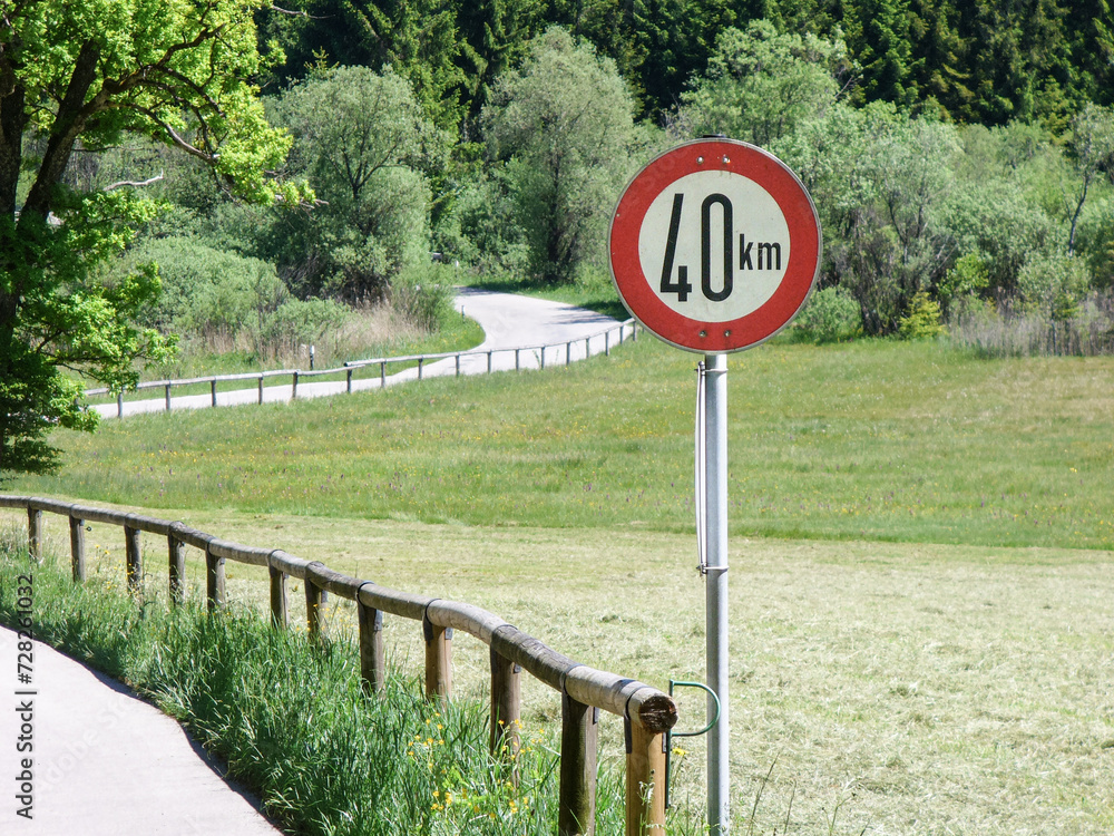 Verkehrszeichen kennzeichnet Tempolimit von 40 km/h Verkehrszeichen kennzeichnet Tempolimit von 40 km/h