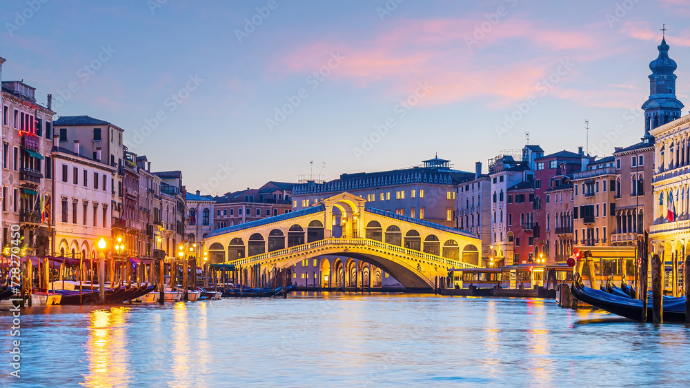 Panoramic view of famous Canal Grande with famous Rialto Bridge at sunset, Venice - obrazy, fototapety, plakaty 