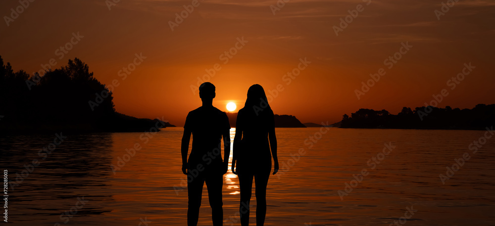 sylwetka mężczyzny i kobiety na plaży przy zachodzie słońca	 - obrazy, fototapety, plakaty 