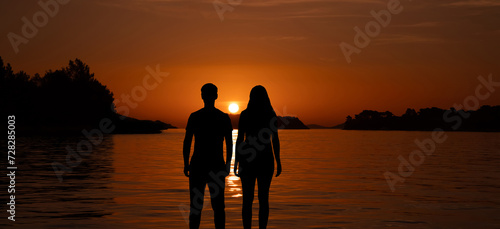 sylwetka mężczyzny i kobiety na plaży przy zachodzie słońca 