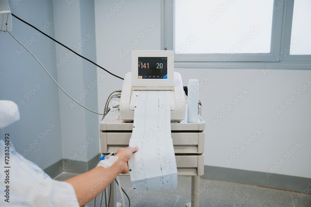 © Westend61 - Hand of woman holding medical test report in delivery room © Westend61 - Hand of woman holding medical test report in delivery room