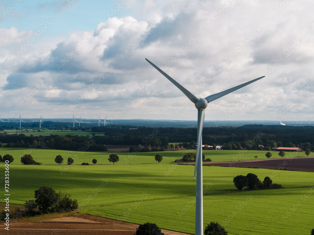 Fototapeta premium Windkraftanlage vor Landschaft 
