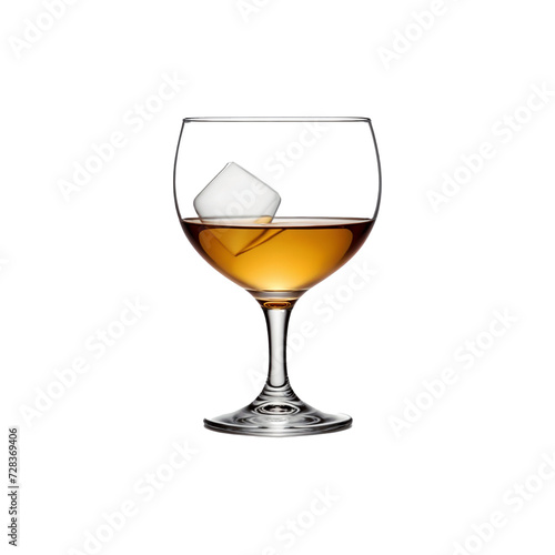 Bicchiere con liquore e cubetto di ghiaccio su sfondo trasparente