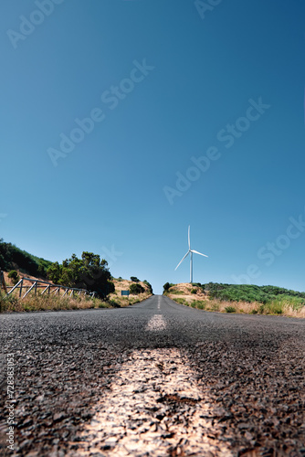 Foto Endless journey on never-ending road.