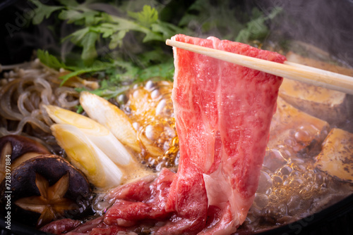 日本の料理、すき焼きを食べる