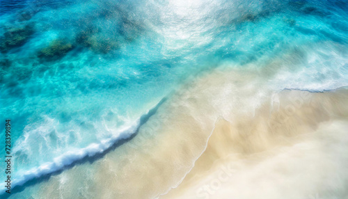 Passe-temps et loisirs en été lors de vacances au bord de mer, avec jolie plage de sable blanc, vague bleu et océan turquoise, vue du ciel