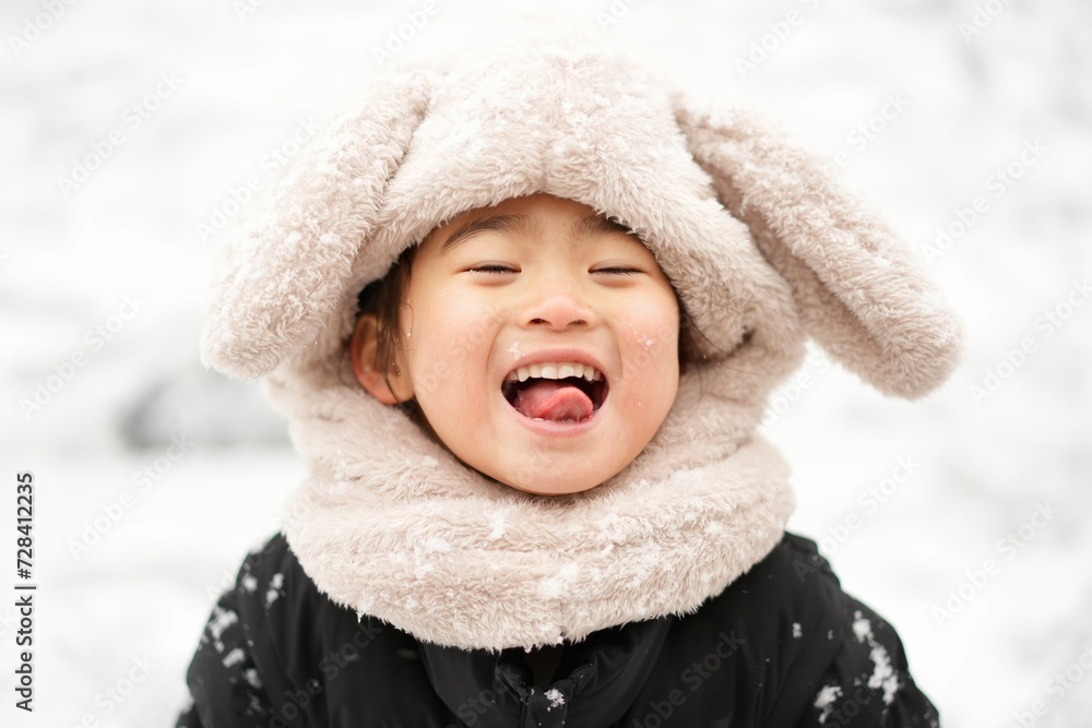 冬の喜び、雪遊びを楽しむ女の子の楽しい瞬間 冬の喜び、雪遊びを楽しむ女の子の楽しい瞬間