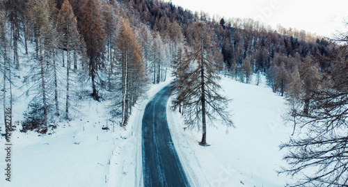 Canvastavla Aerial view of winding mountain road in winter.