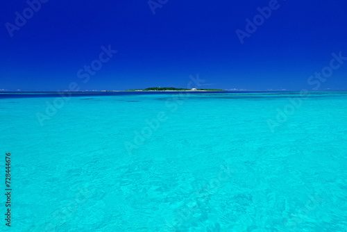 沖縄県鳩間島 瑠璃色の海と鳩間島と青い空