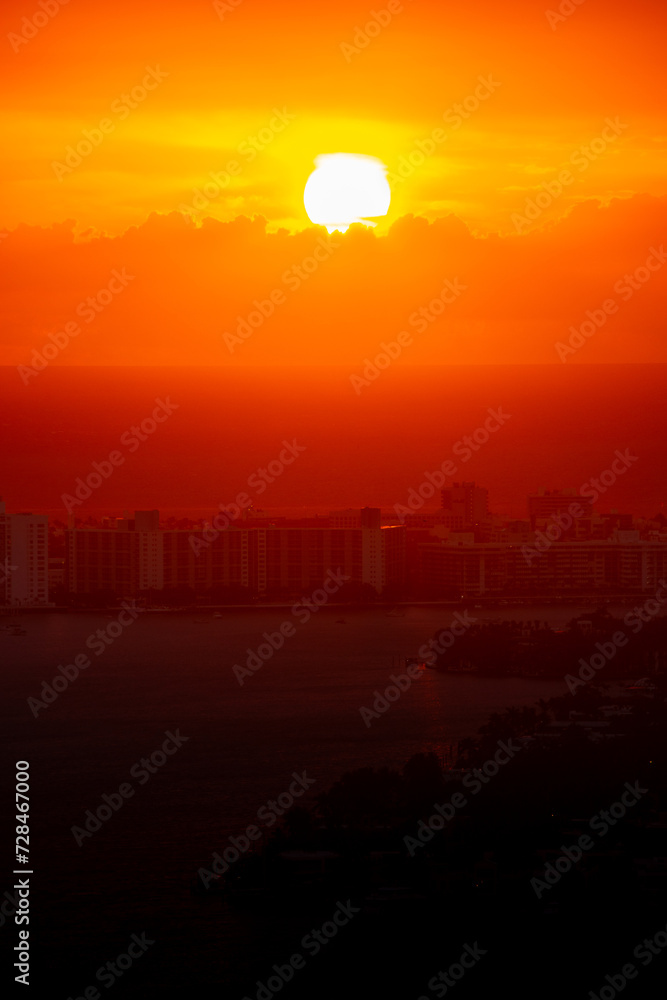 Obraz premium Beautiful sunrise over Miami South Beach on a January morning