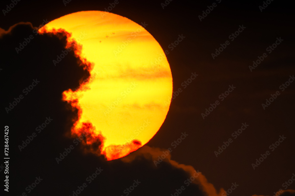 雲から姿を表す黒点のある太陽20220619-4 - obrazy, fototapety, plakaty 
