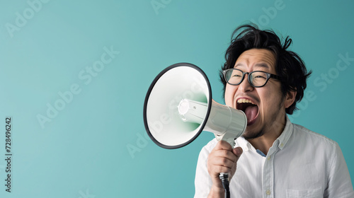 Wallpaper Mural 情熱を込めてメガホンで呼びかける日本人男性 Torontodigital.ca