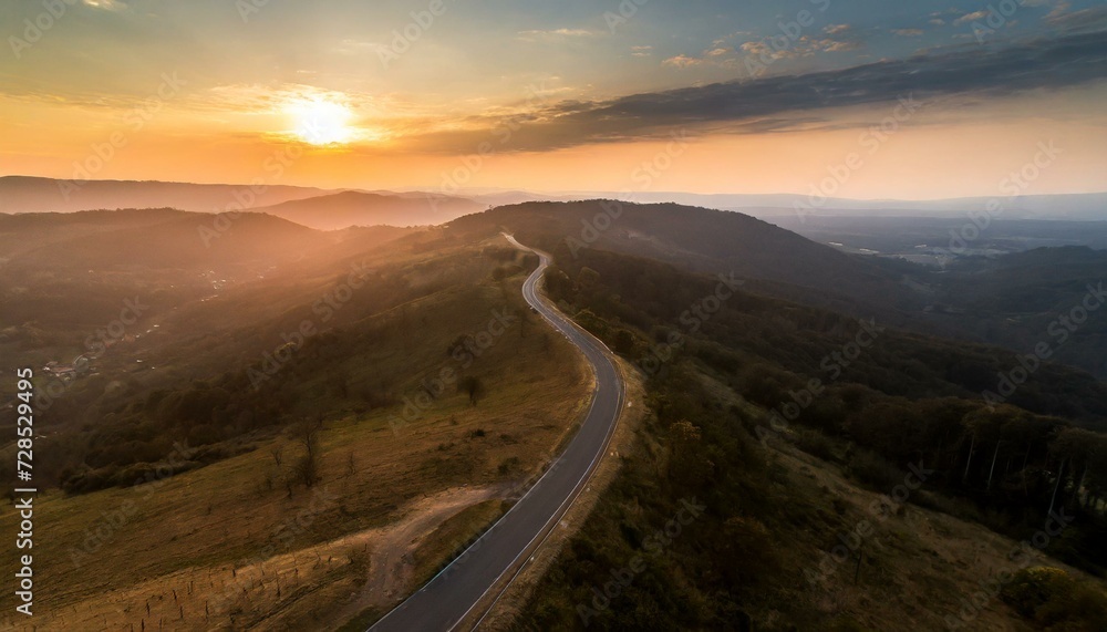 Uma estrada sobre uma montanha com vista para o por do sol