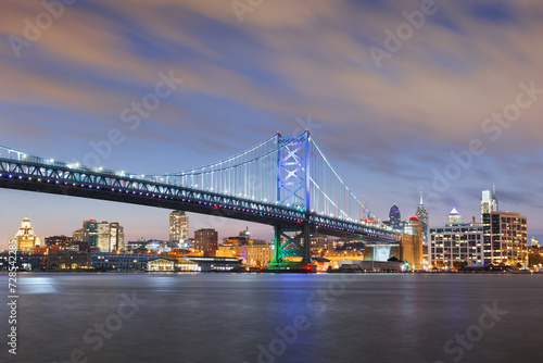 Fototapeta Naklejka Na Ścianę i Meble -  Philadelphia, Pennsylvania, USA skyline on the Delaware river with Ben Franklin Bridge