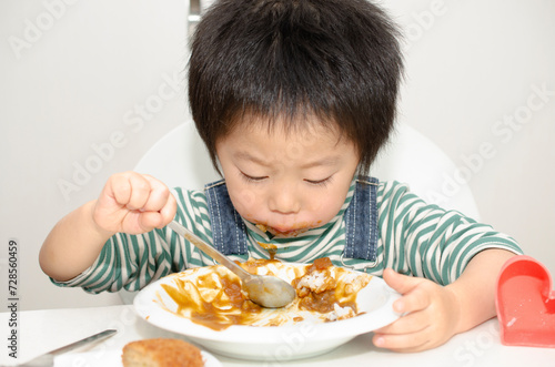 食事中の子供